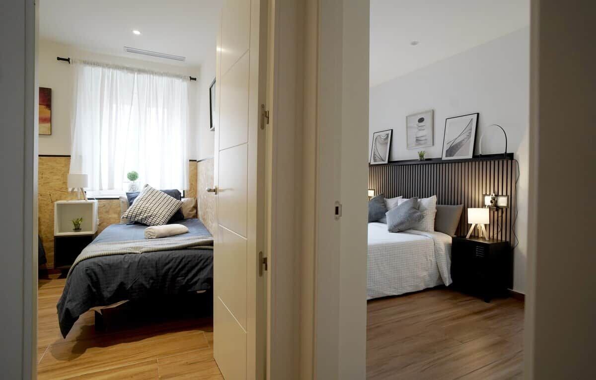 Une chambre à coucher moderne avec un lit, des tables de chevet et une commode.