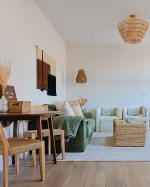 Living area - Chic and Cozy 1 bed Guesthouse w/ Private Entrance (Las Vegas)