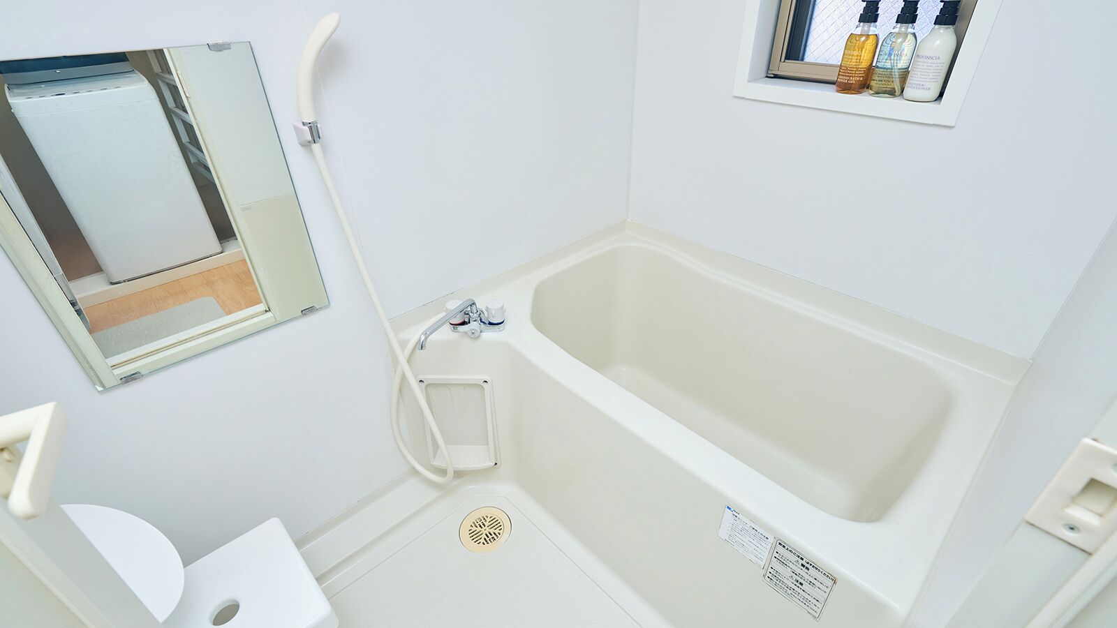 Double Room | Bathroom | Hair dryer, towels, shampoo, toilet paper