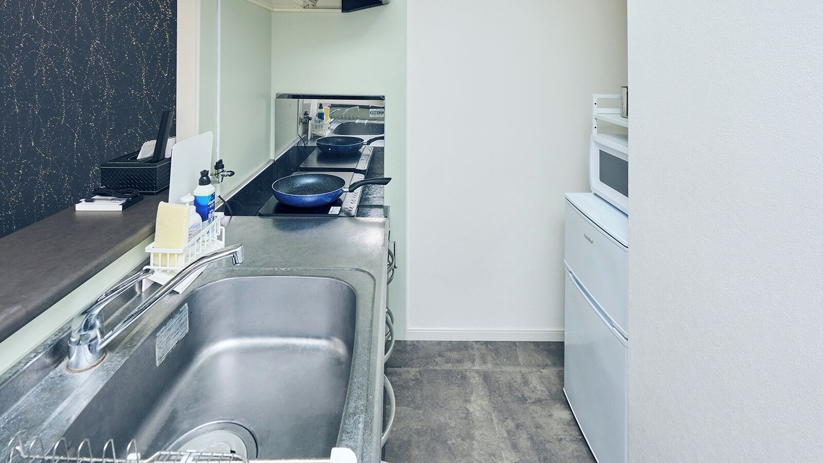 Twin Room | Private kitchen | Fridge, microwave, stovetop, cookware/dishes/utensils