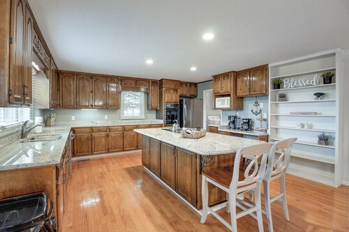 Spacious Fishing Getaway by Lake Guntersville!
