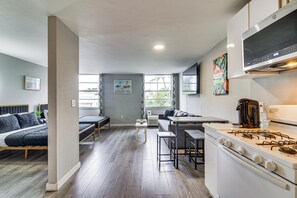 Interior - 2 Blocks to Shore! Chic South Beach Studio (Miami Beach)