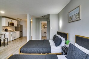 Escritorio, tabla de planchar con plancha, internet y ropa de cama 