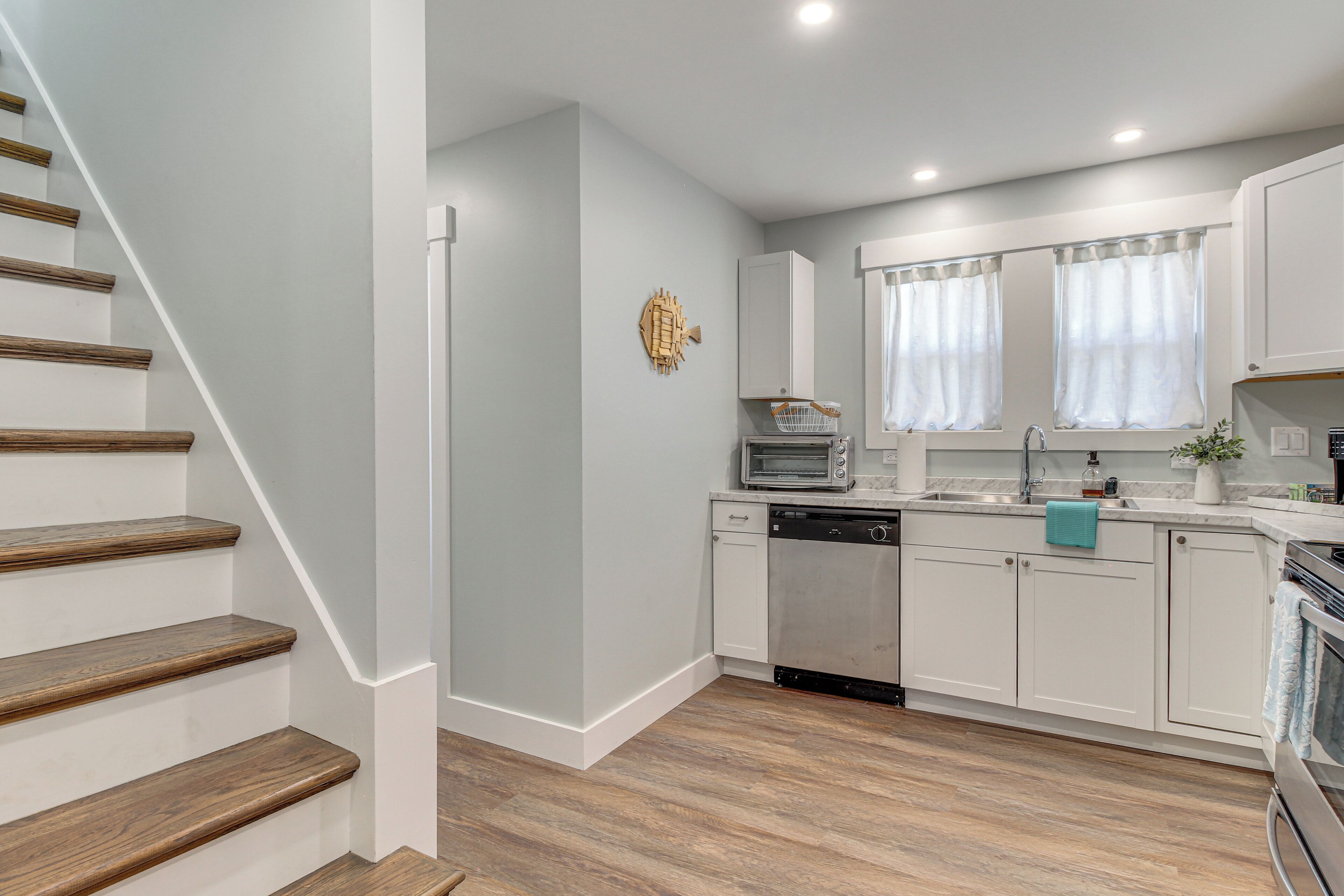 Kühlschrank, Mikrowelle, Herdplatte, Geschirrspüler