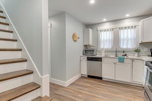 Kühlschrank, Mikrowelle, Herdplatte, Geschirrspüler