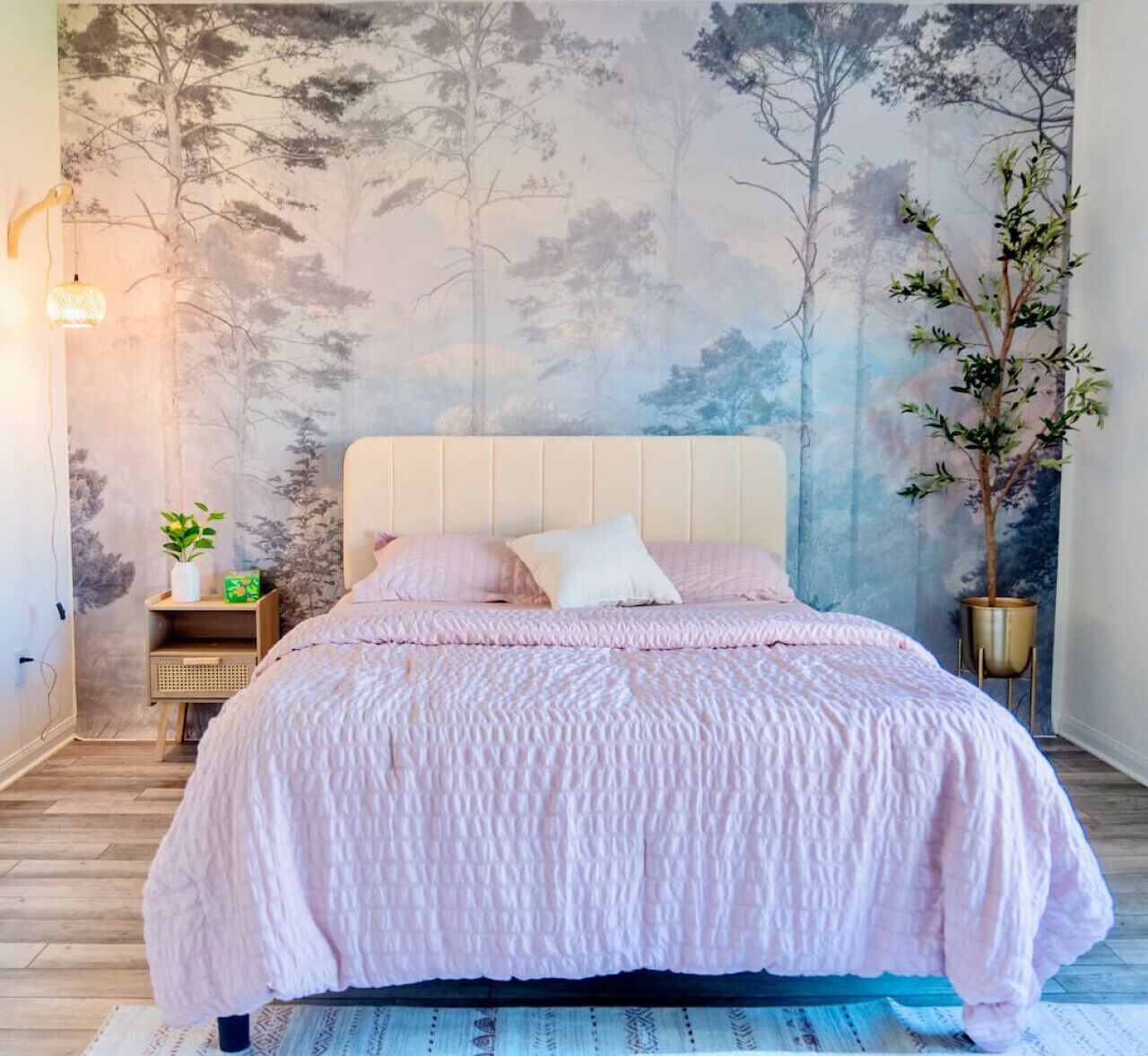 Desk, iron/ironing board, WiFi, bed sheets