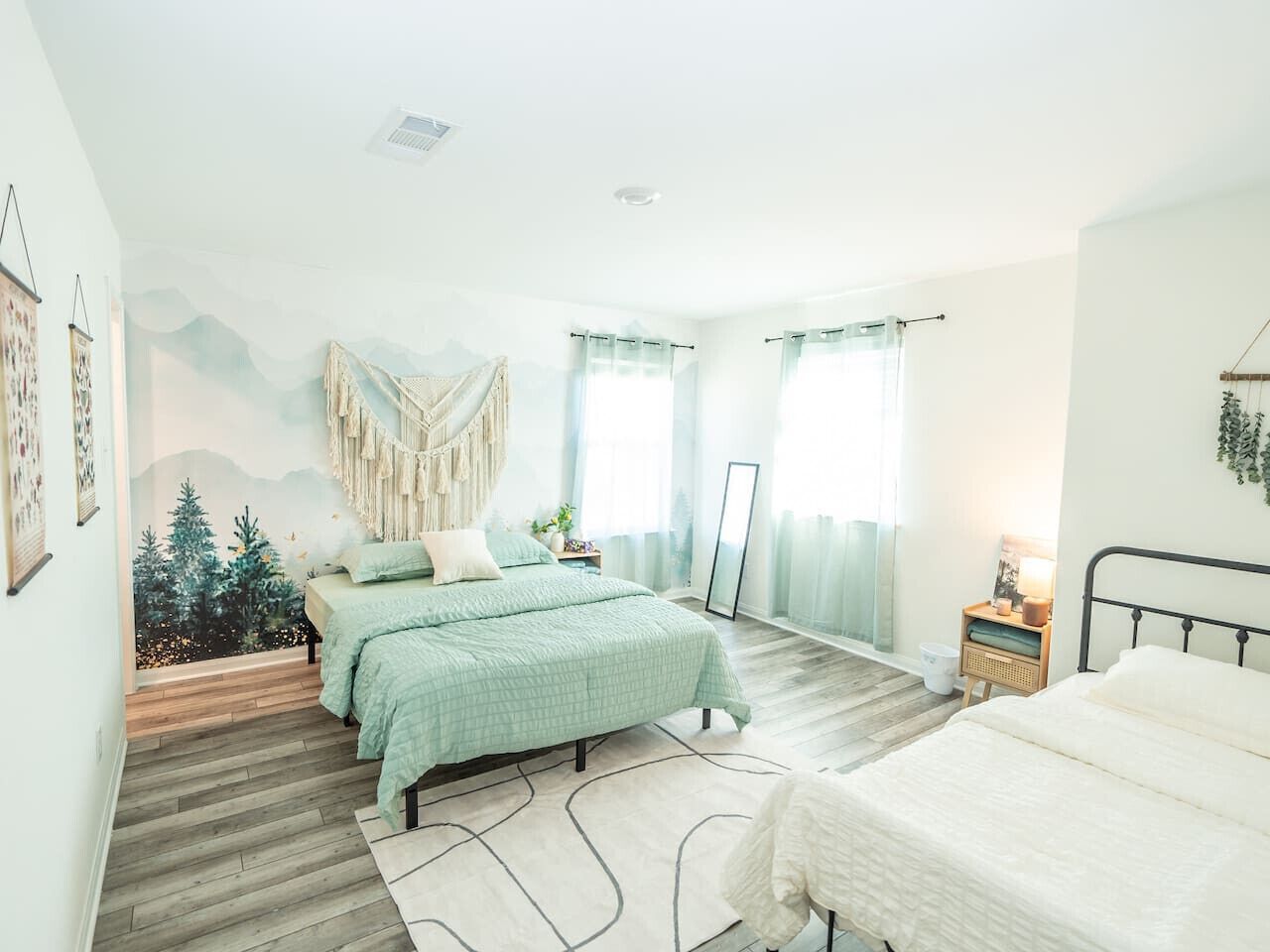 Desk, iron/ironing board, WiFi, bed sheets