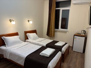 Standaard Twin kamer, veranda, uitzicht op de stad | Een bureau, gratis wifi