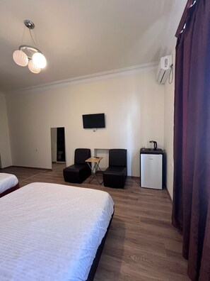 Desk, free WiFi - Nana Grand Hotel (Yerevan)