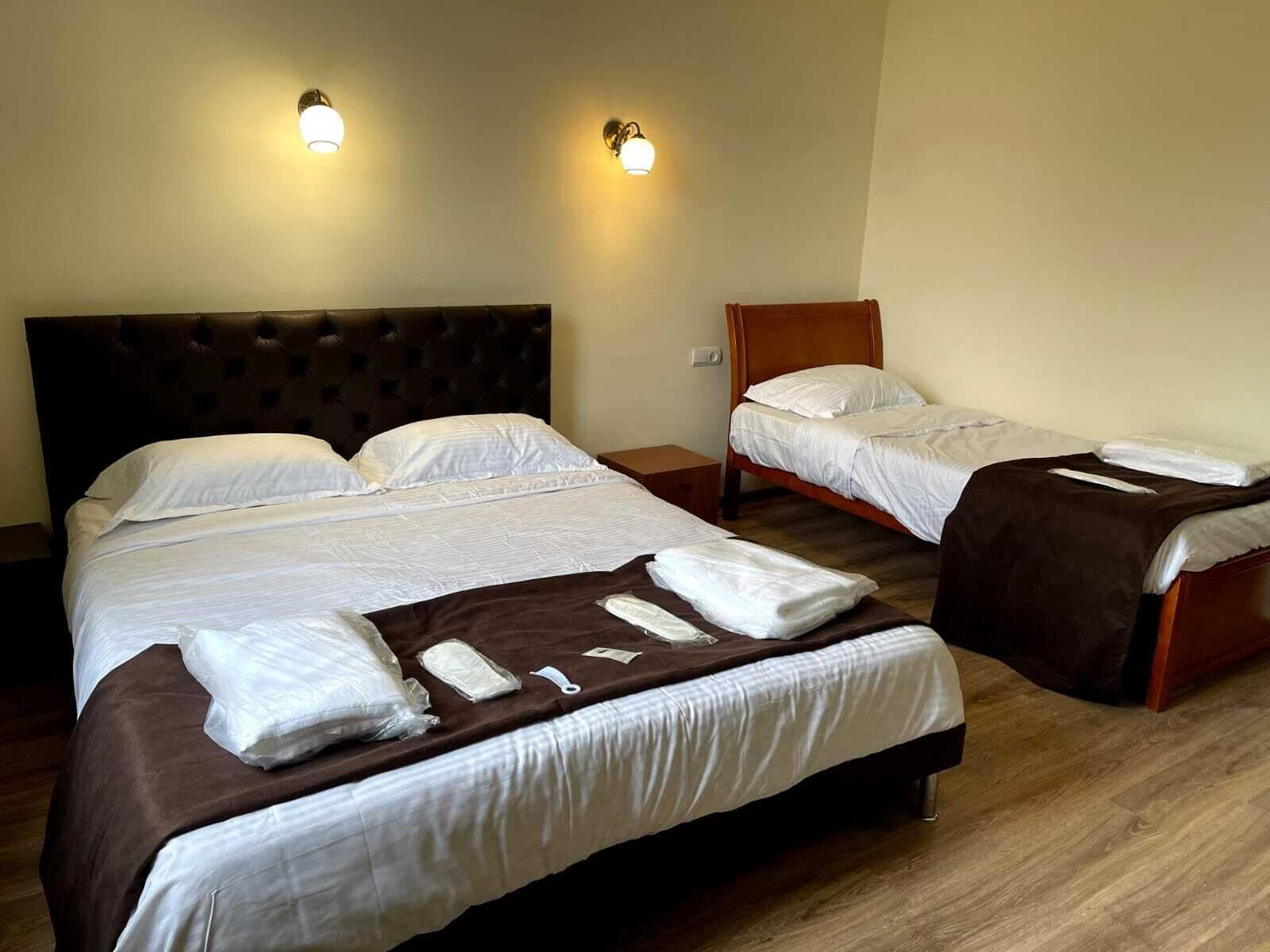 Standaard driepersoonskamer, veranda, uitzicht op de stad | Een bureau, gratis wifi