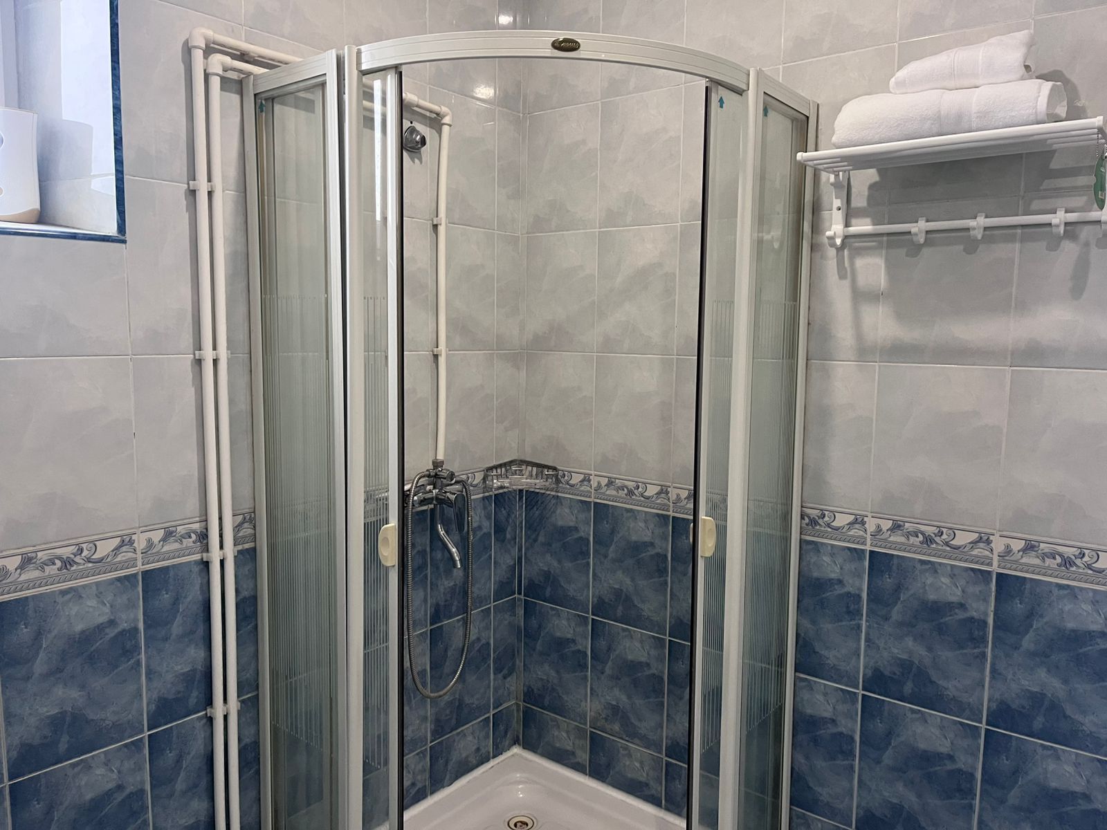 Secador de pelo, toallas, jabón y champú