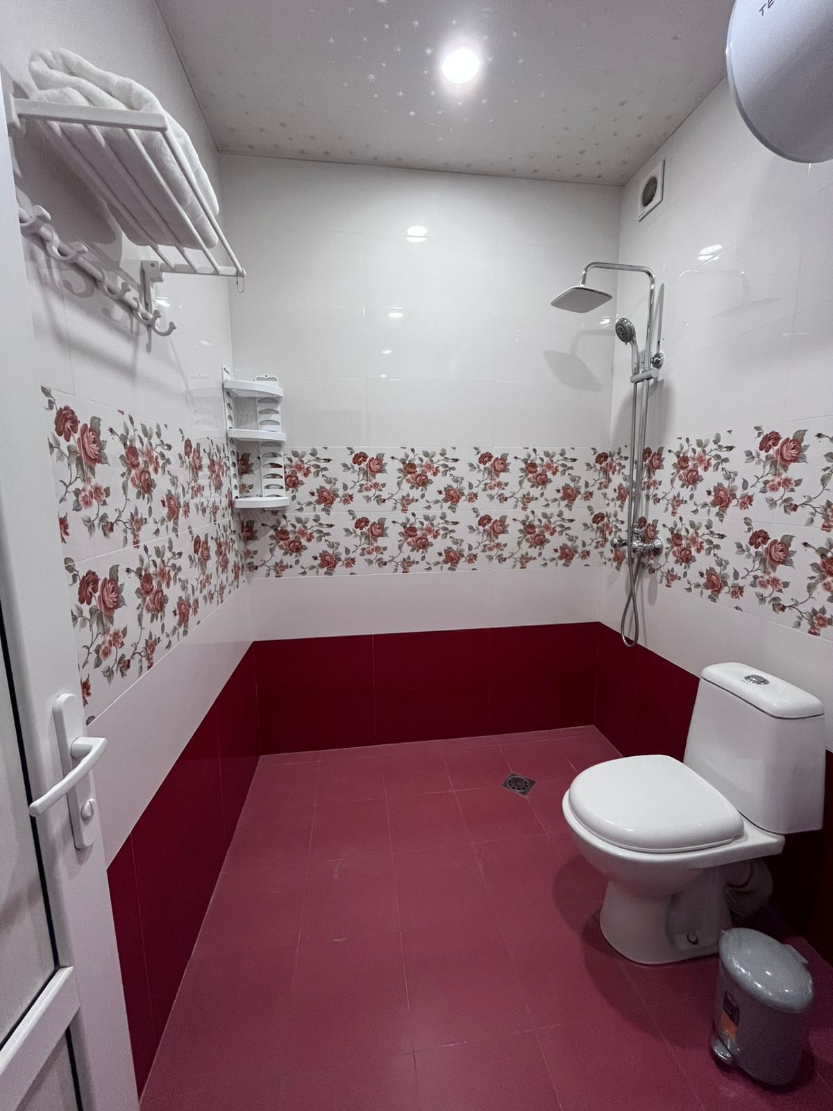 吹風機、毛巾、肥皂、洗髮精