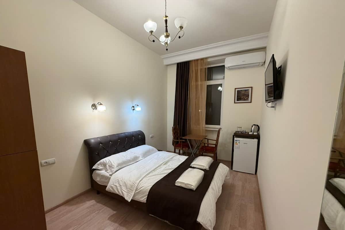 Classic Double Room, Lanai, City View | Desk, free WiFi