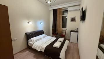 Quarto casal clássico, varanda coberta, vista para a cidade | Escrivaninha, Wi-Fi de cortesia