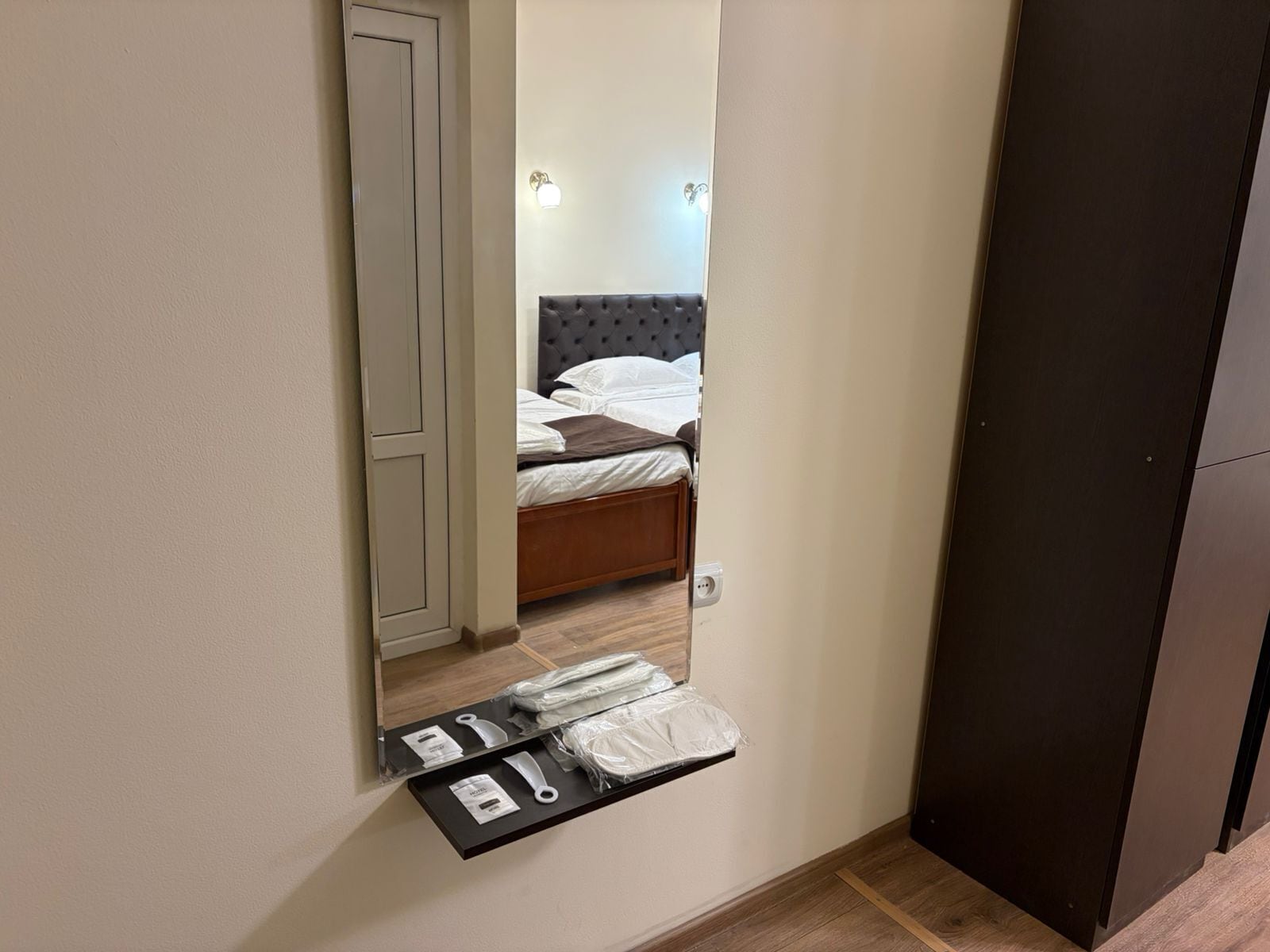 Standaard vierpersoonskamer, veranda, uitzicht op de stad | Een bureau, gratis wifi