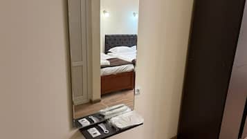 Standaard vierpersoonskamer, veranda, uitzicht op stad | Een bureau, gratis wifi