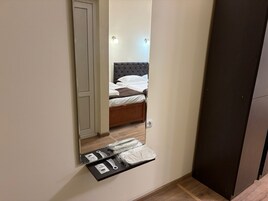 Standaard vierpersoonskamer, veranda, uitzicht op stad | Een bureau, gratis wifi, beddengoed