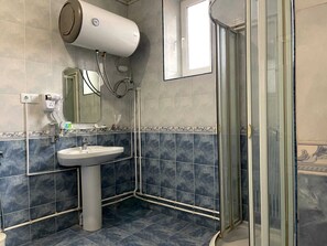 Standaard vierpersoonskamer, veranda, uitzicht op de stad | Badkamer | Een haardroger, handdoeken, zeep, shampoo