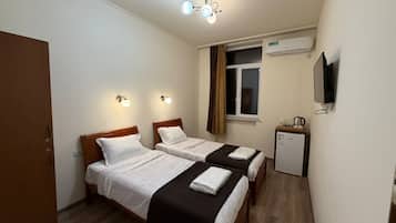 Quarto duplo standard, varanda coberta, vista para a cidade | Escrivaninha, Wi-Fi de cortesia