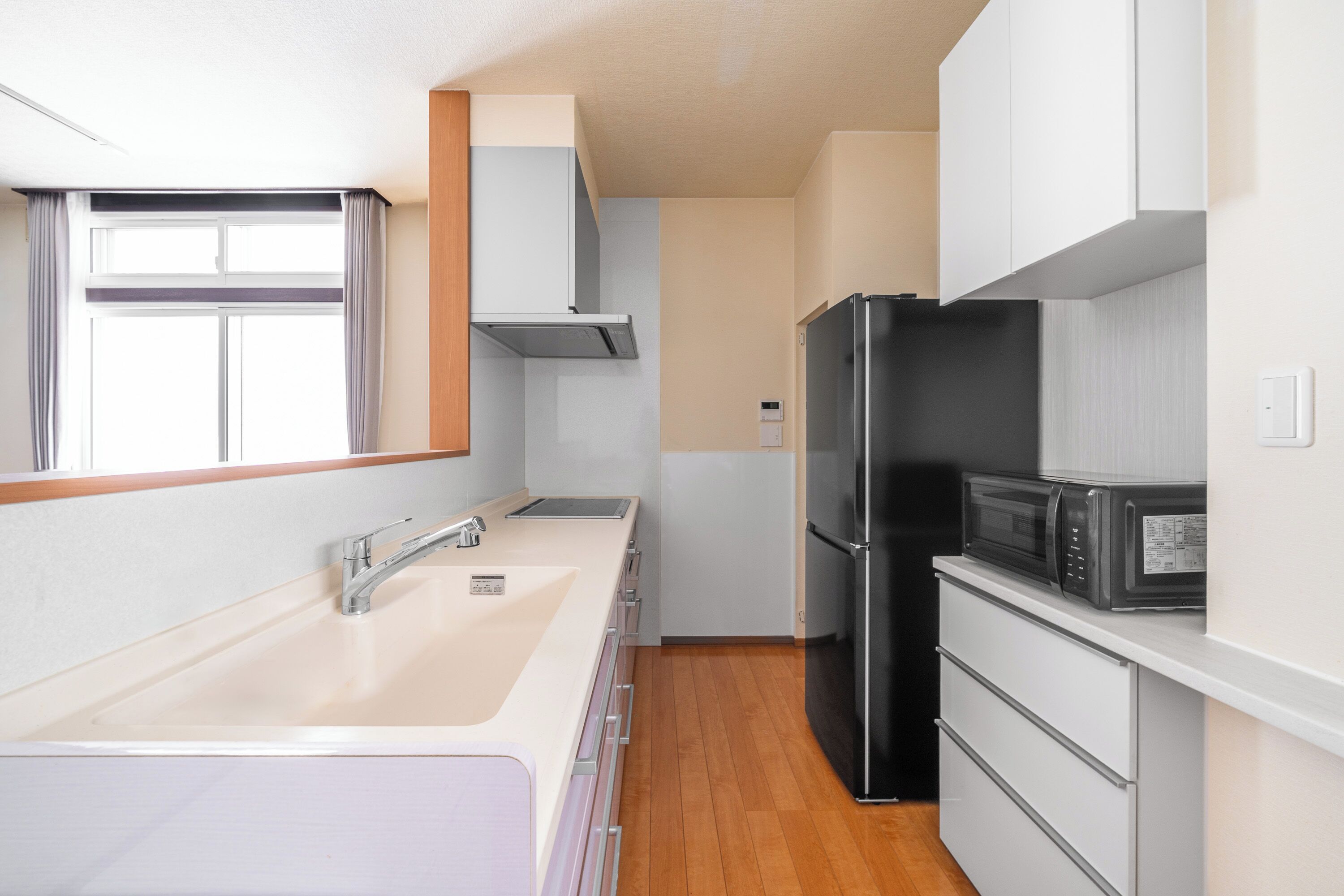 Apartamento | Cocina privada | Frigorífico, microondas, placa de cocina y trona infantil