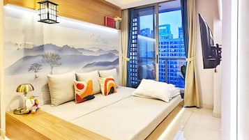 Lejlighed - 2 soveværelser - byudsigt | Opholdsområde | 43-tommers smart-tv med kabelkanaler