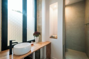 Douche, sèche-cheveux, papier toilette