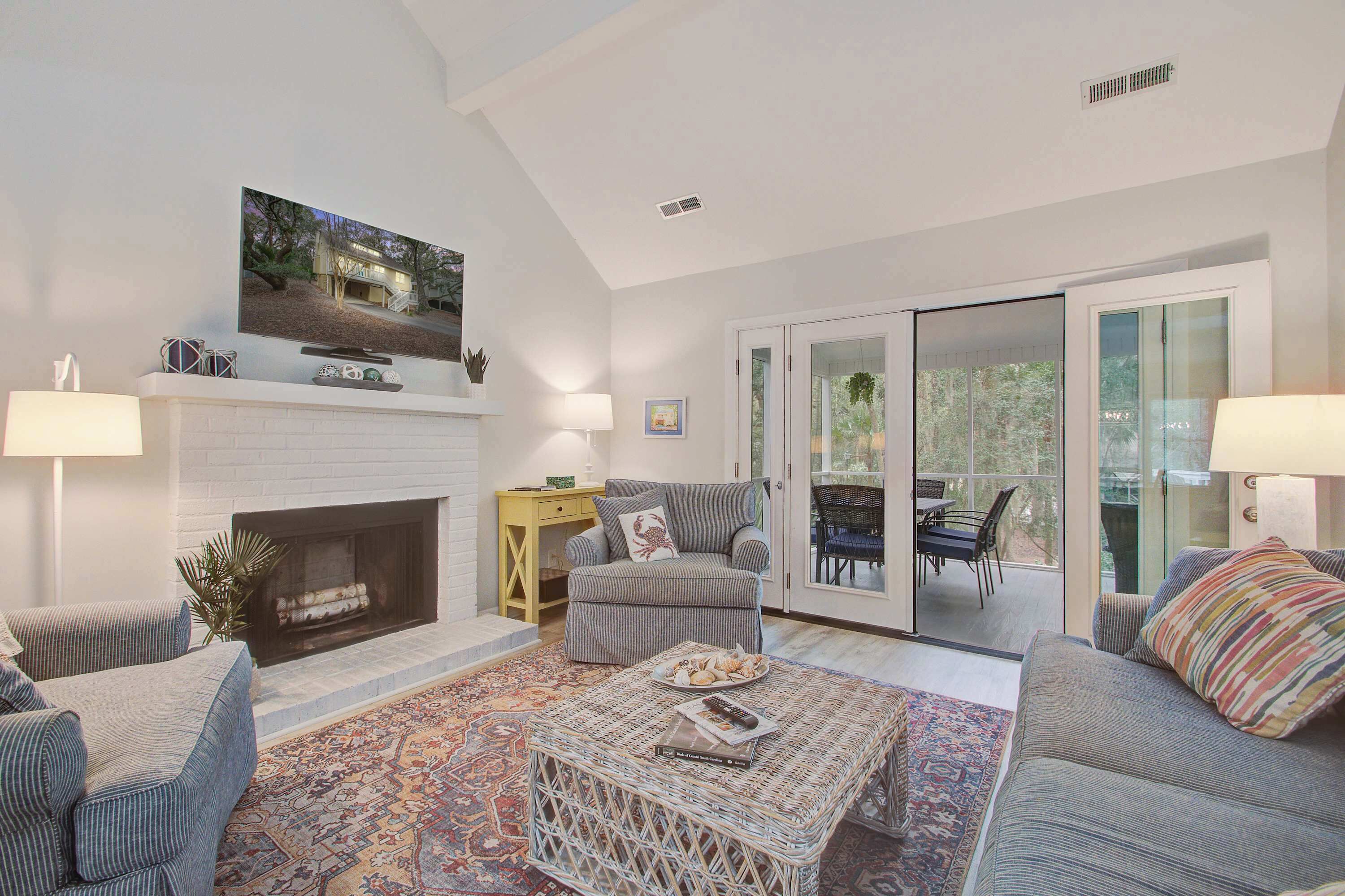 Televisie, een open haard en een kantoor