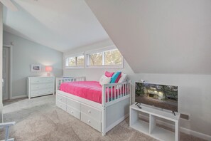 2 bedrooms, iron/ironing board, WiFi, bed sheets - Cozy Seabrook Cottage Near Beach, Golf & Nature (Seabrook Island)