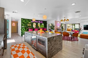 Fridge, microwave, oven, stovetop - Love Island Old Town Scottsdale (Scottsdale)