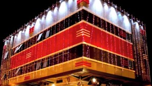 A building with multiple floors, decorated with string lights. - hotel Zinn satna (Satna)