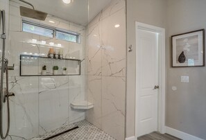 Hair dryer, towels, soap, toilet paper - 5BR Hideaway w/ Heated Pool/Hot Tub/Billiards Table (Glendale)