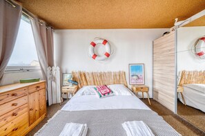 2 bedrooms, iron/ironing board, free WiFi, bed sheets - Beachfront apartment with direct beach access (Arcachon)