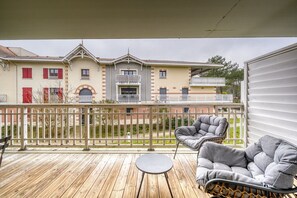 Property grounds - Esprit Bassin – Balcony, pool, and nearby beaches (Pyla sur Mer)