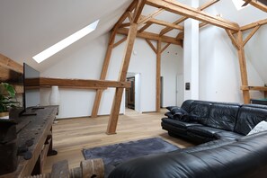 TV - Vacation apartment "Loft" 140sqm for max. 4 adults (Taching am See)