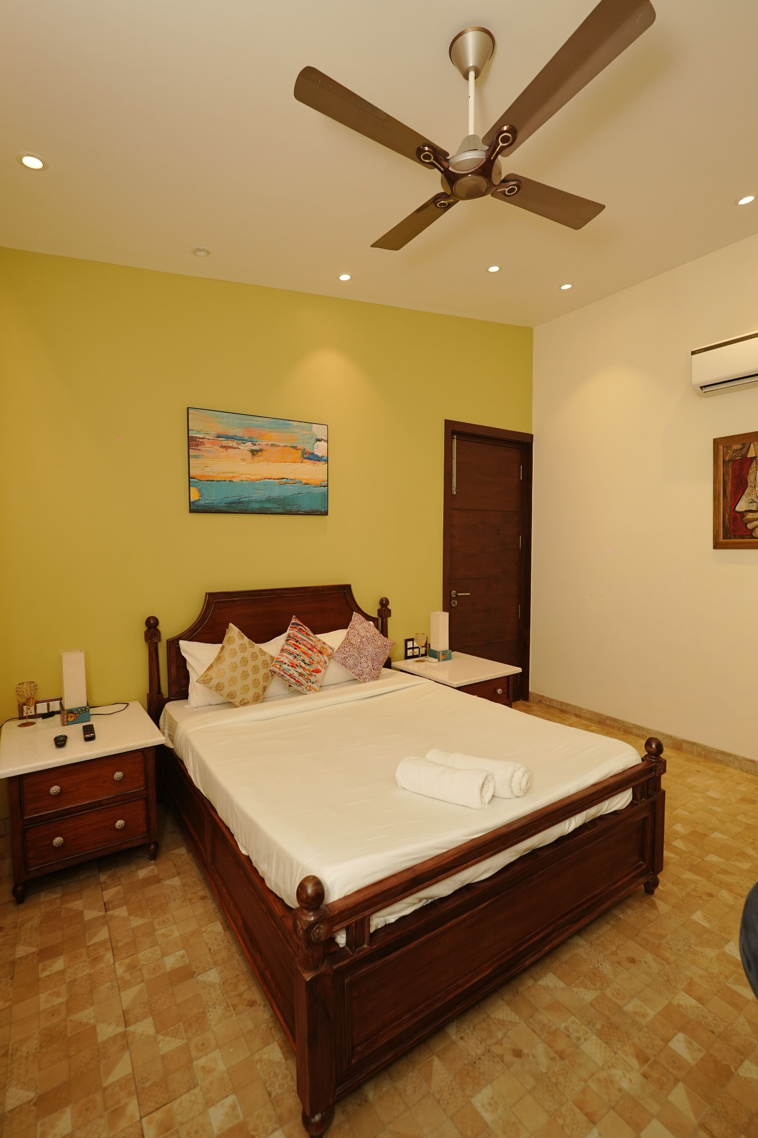Minibar, desk, free WiFi, bed sheets