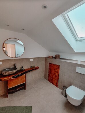 Douche, sèche-cheveux, serviettes fournies