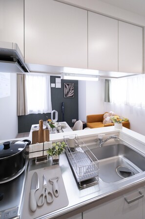 Apartamento standard, várias camas, para não fumantes, vista para a cidade | Cozinha privada | Geladeira grande, micro-ondas, fogão, cooktop