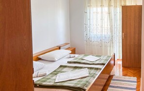3 bedrooms, free WiFi - 3 bedroom pet friendly apartment in Senj (Senj)