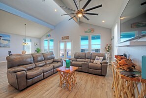 Smart TV - Pool + Deck + Marsh Views + Min to Marina and Dining | La Sirena by AvantStay (Port Aransas)