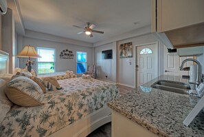 4 bedrooms, free WiFi, bed sheets - Pool + Deck + Marsh Views + Min to Marina and Dining | La Sirena by AvantStay (Port Aransas)