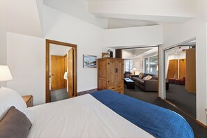 3 bedrooms, free WiFi, bed sheets - 2 Ski-In/Out Condos Steps to Lifts | Heated Pool, Sauna + Lake Tahoe Nearby (Olympic Valley)