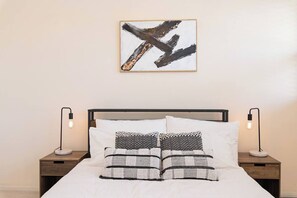 Deluxe House, 3 Bedrooms | Iron/ironing board, cribs/infant beds, free WiFi, bed sheets - Character & Charm 3BR home - free wine (Adelaide)