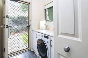 Deluxe House, 3 Bedrooms | Interior - Character & Charm 3BR home - free wine (Adelaide)