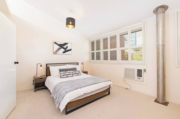 Deluxe House, 3 Bedrooms | Free WiFi - Character & Charm 3BR home - free wine (Adelaide)