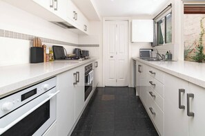 Deluxe House, 3 Bedrooms | Private kitchen - Character & Charm 3BR home - free wine (Adelaide)