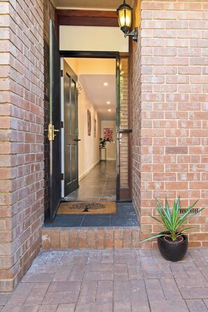 Unclassified image, 5 of 29, button - Character & Charm 3BR home - free wine (Adelaide)