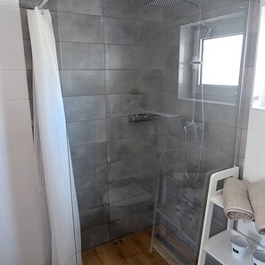 Haartrockner, Handtücher, Seife, Toilettenpapier