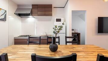 Classic Apartment, 2 Bedrooms, Non Smoking, Private Bathroom | Dining