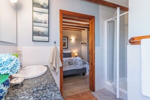 Dusj, hårføner, håndklær og såpe