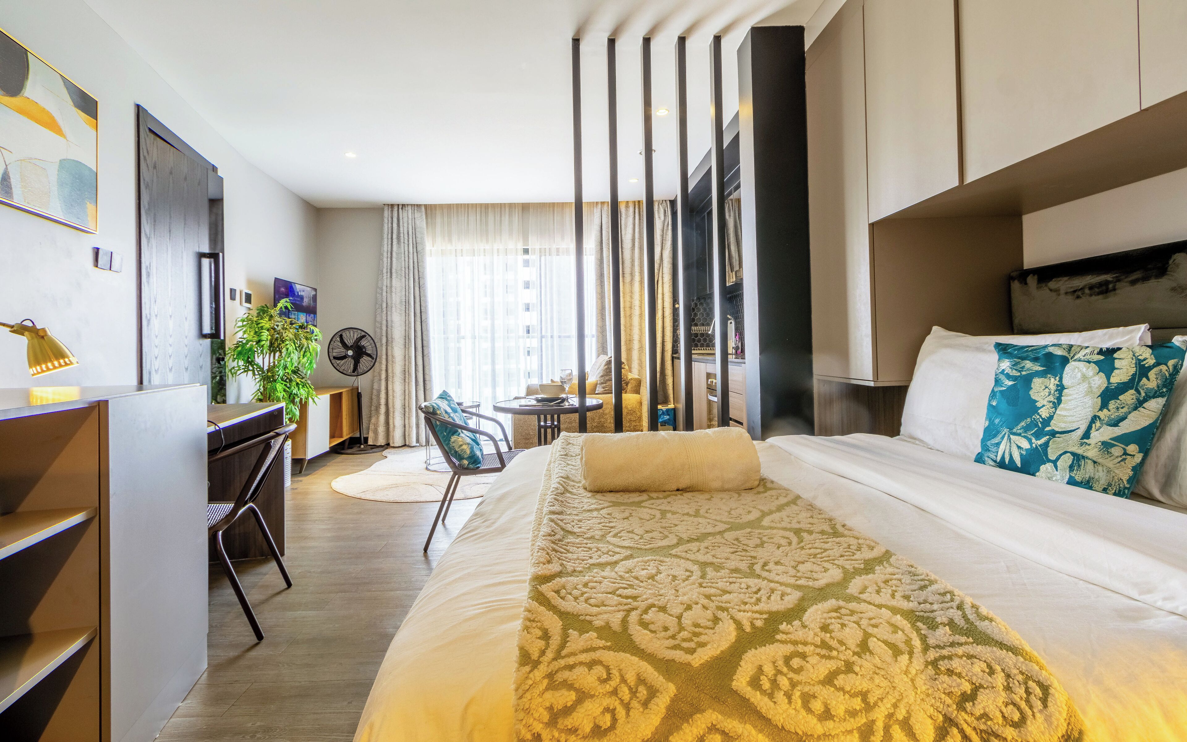 Departamento superior | Escritorio, espacio para trabajar con laptop y cortinas blackout 